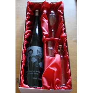 Souprava s vinem 1,5l + p&iacute;skovan&iacute;